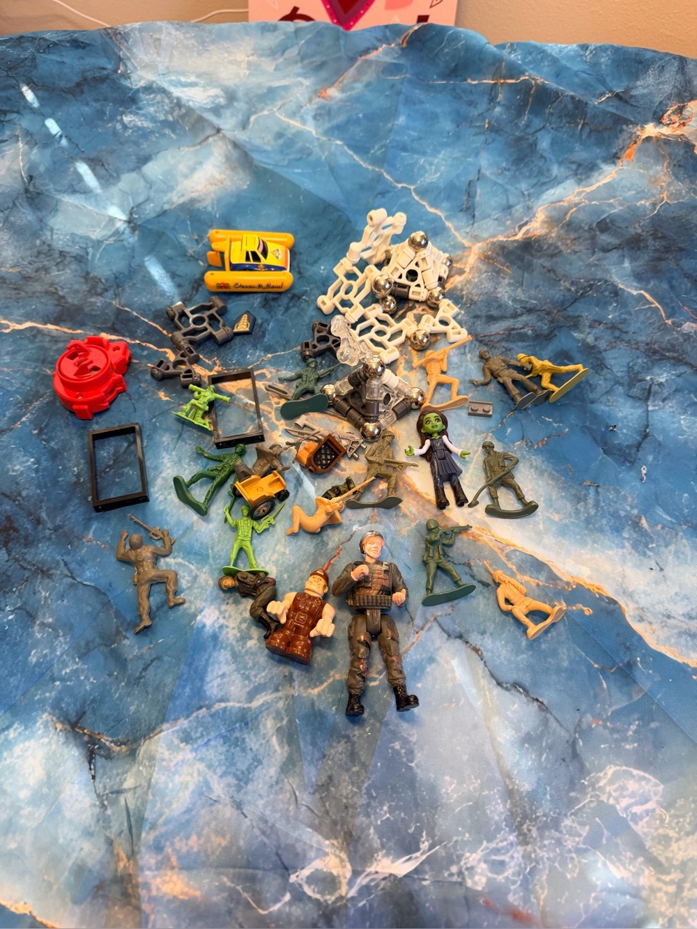 Magnetix, Legos, Army men mixed
Lot of toys